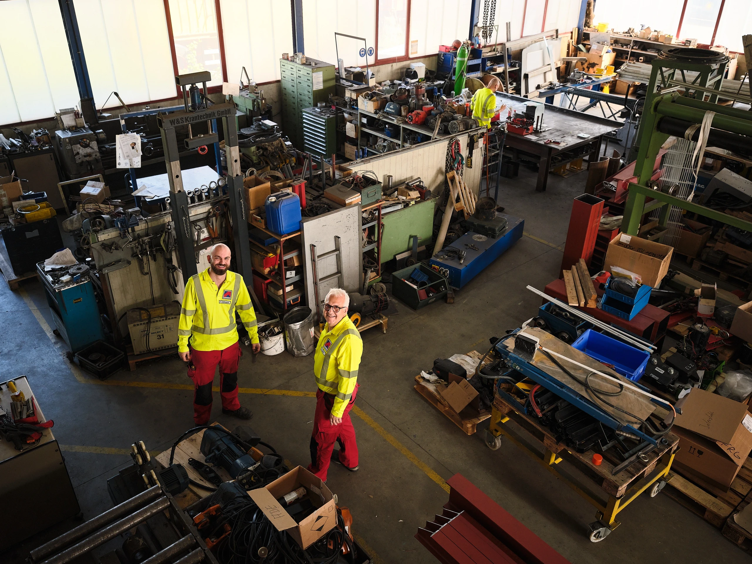 Weite Werkshalle von W & S Krantechnik mit Brückenkränen