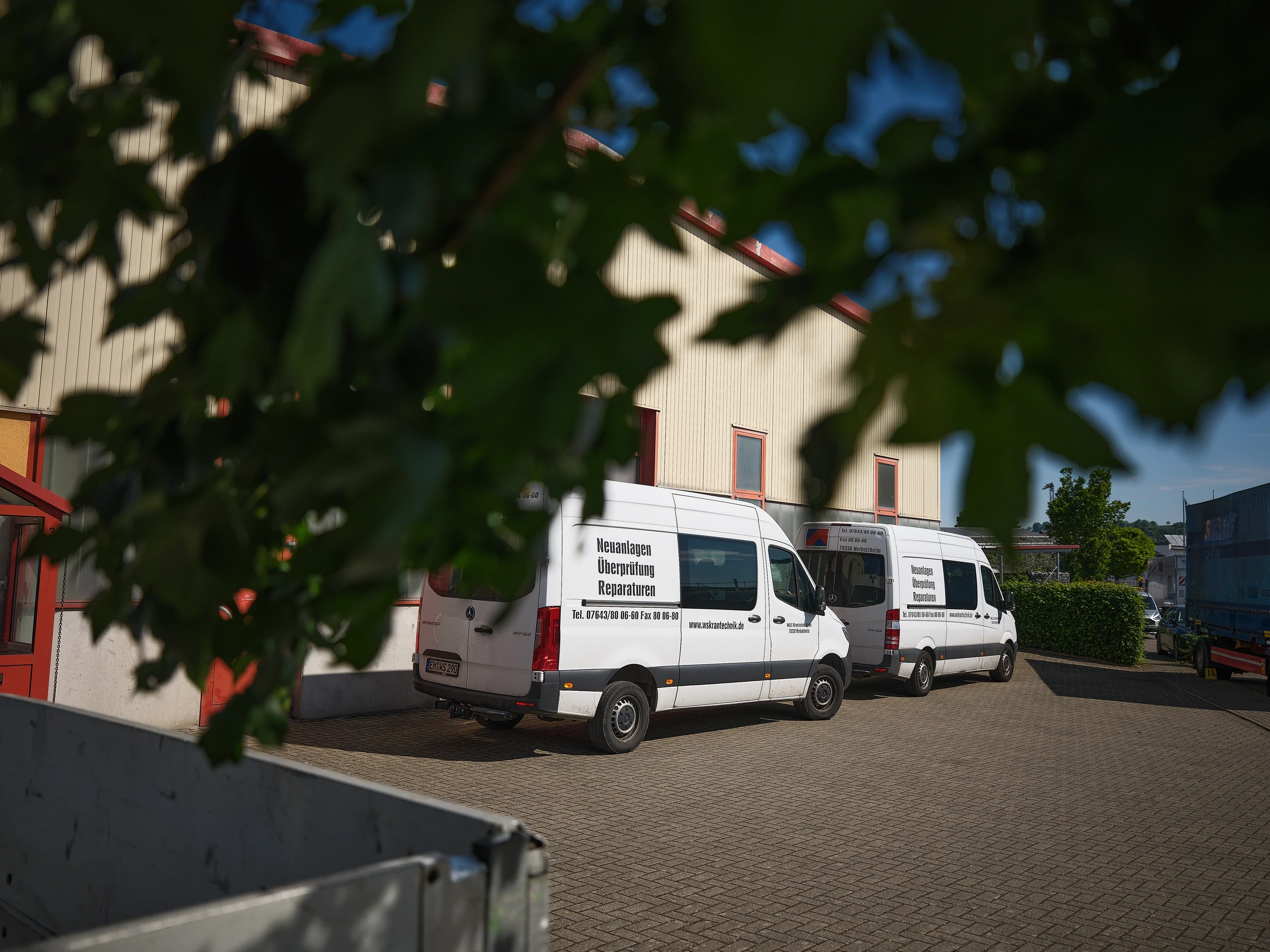 Firmensitz von W & S Krantechnik in Herbolzheim mit Servicefahrzeugen