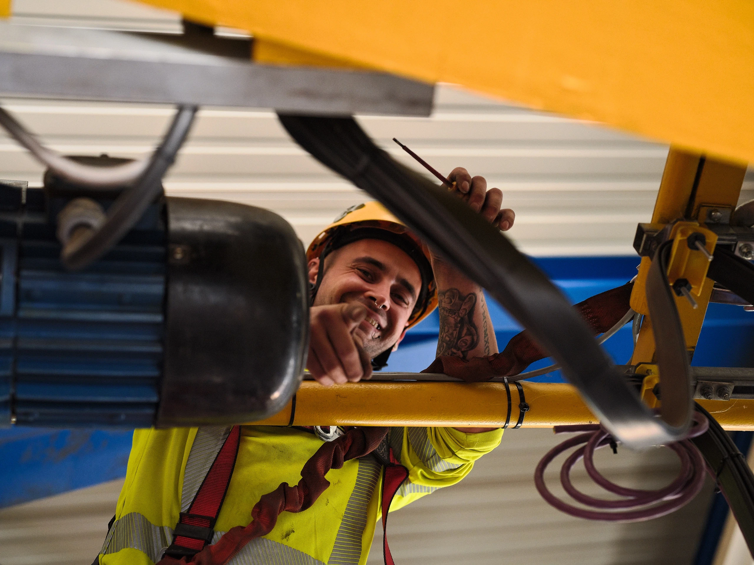 Elektrokettenzug und Hubwerk einer Krananlage aus der Untersicht