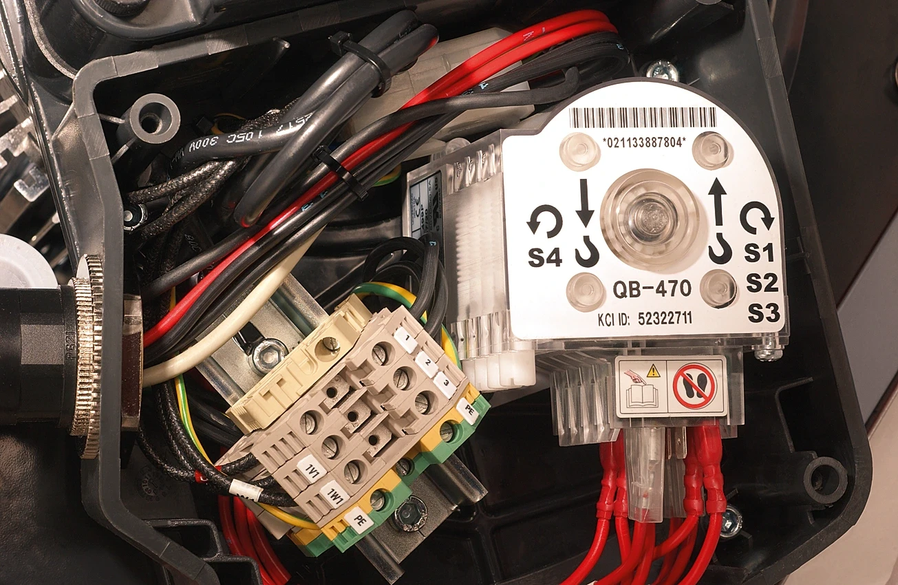 QB-470 Geber und Anschlussklemmen einer SWF Kransteuerung im Detail