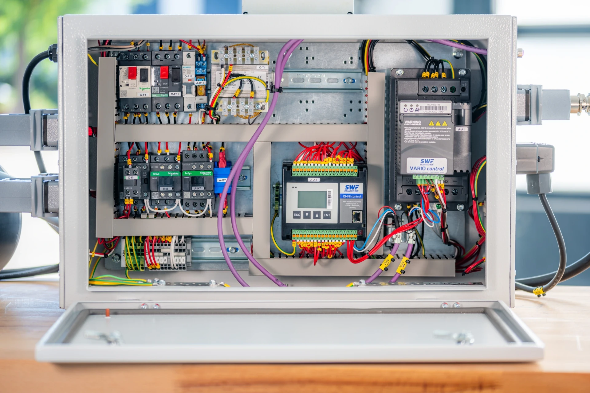 Offener Kran-Schaltschrank mit SWF OMNI control und VARIO control Frequenzumrichter
