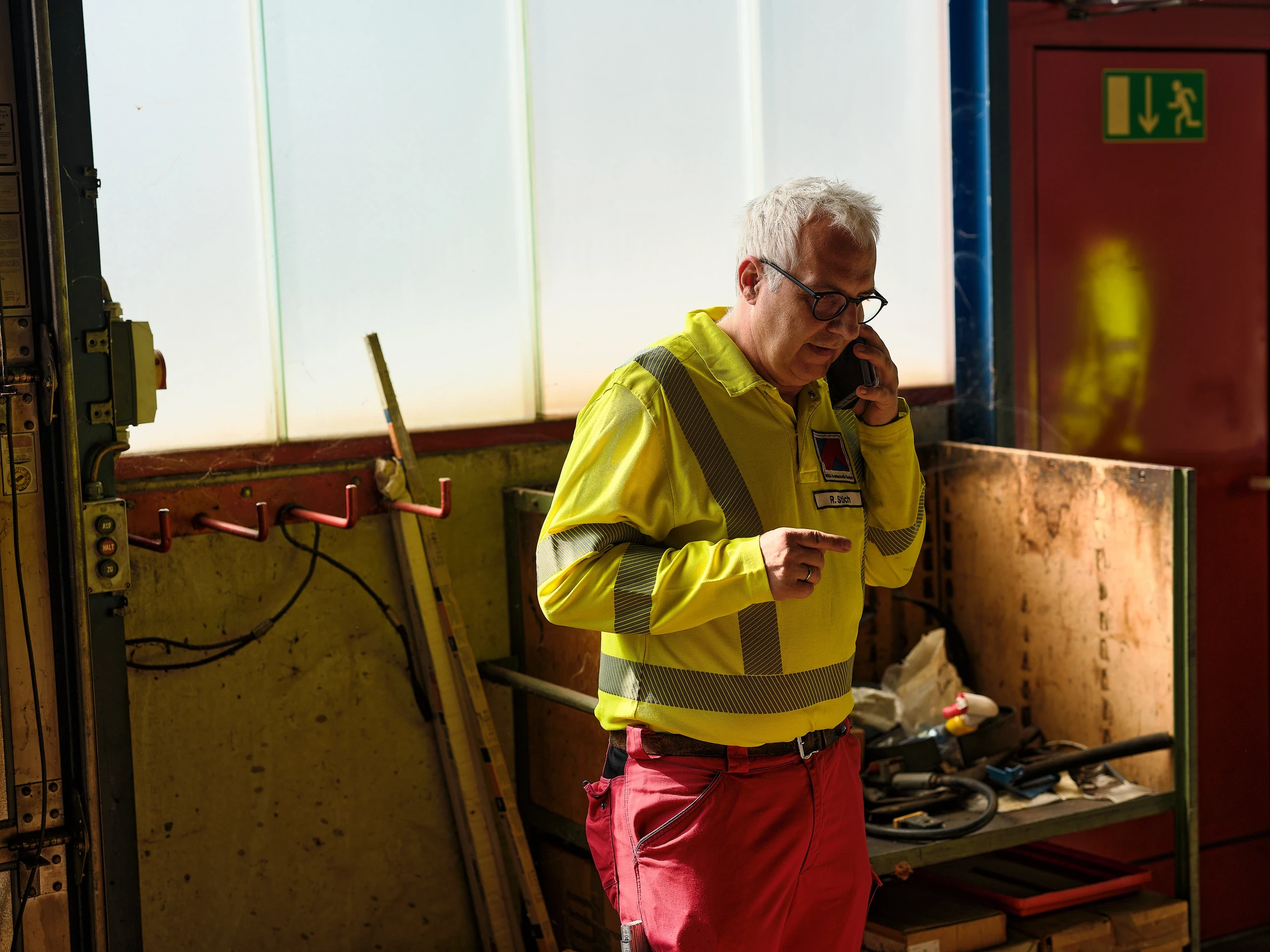 Fertigungsarbeit in der Werkstatt im warmen Werkstattlicht