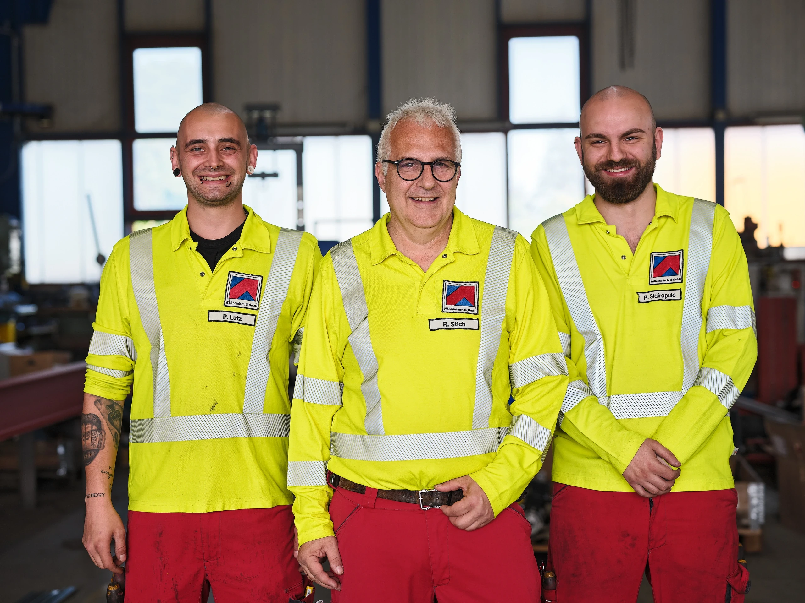 Das Team von W & S Krantechnik in der Werkshalle
